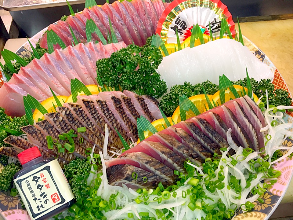 山本鮮魚店が盛り付けられた「刺身の皿鉢料理」