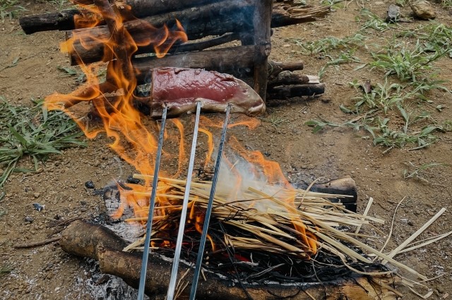 キャンプで藁焼きをするイメージ