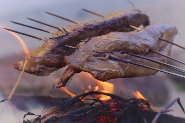 自宅で藁焼きをするイメージ