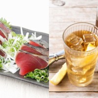 かつおの藁焼きタタキとハイボールを並べている画像