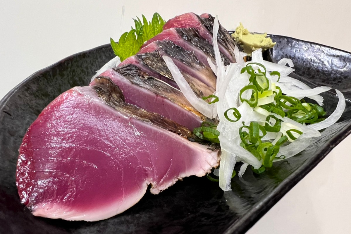 山本鮮魚店の食堂で提供しているかつおの藁焼きタタキ（タレ）