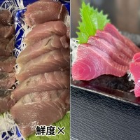 鮮度の良いかつおと鮮度の悪いかつおを並べて比較した画像。左が鮮度が悪く、右が鮮度が良い。