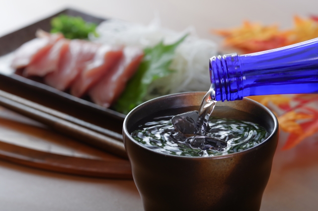 かつおの刺身をあてに飲む芋焼酎