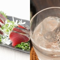 かつおの藁焼きタタキと芋焼酎を並べた様子