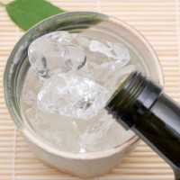かつおの刺身をあてに飲む麦焼酎