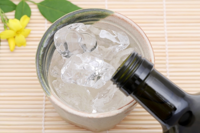 かつおの刺身をあてに飲む麦焼酎