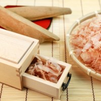 かつお節と削り節を並んでいる様子