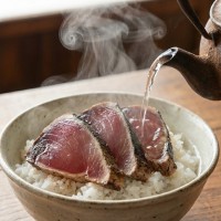 白米のうえにタタキがのっていて、その上からお湯をかけている様子。かつおの湯かけの作り方。