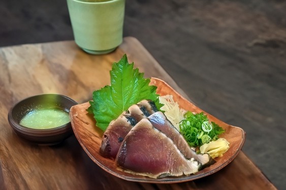 かつおと葉にんにくのぬたを並べた様子