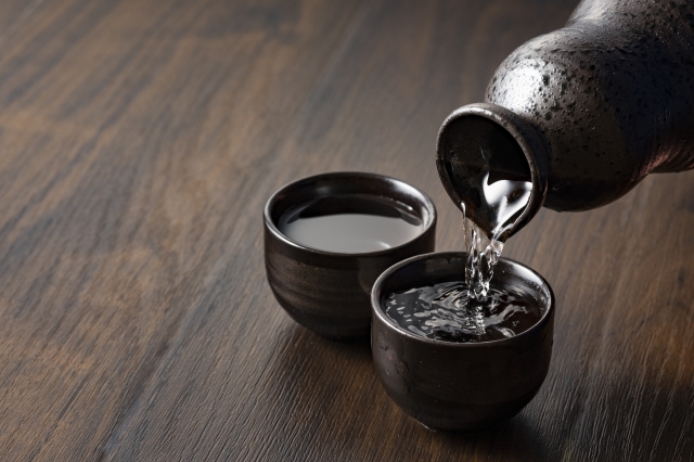 日本酒を注いでいる様子