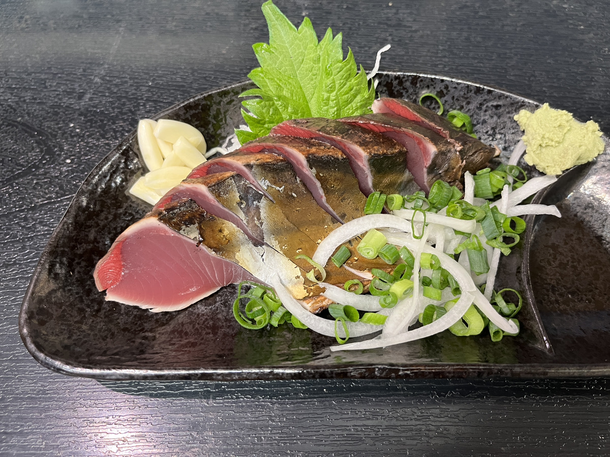 2026年山本鮮魚店の初鰹の藁焼きタタキ薬味たっぷりで