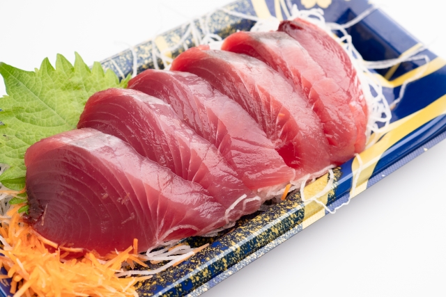 スーパーで刺身の状態で売られているかつお