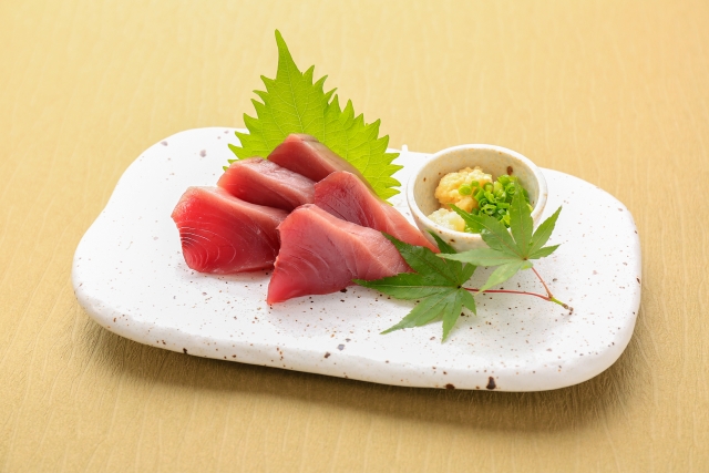 かつおの刺身に添えられたしょうがとわさび